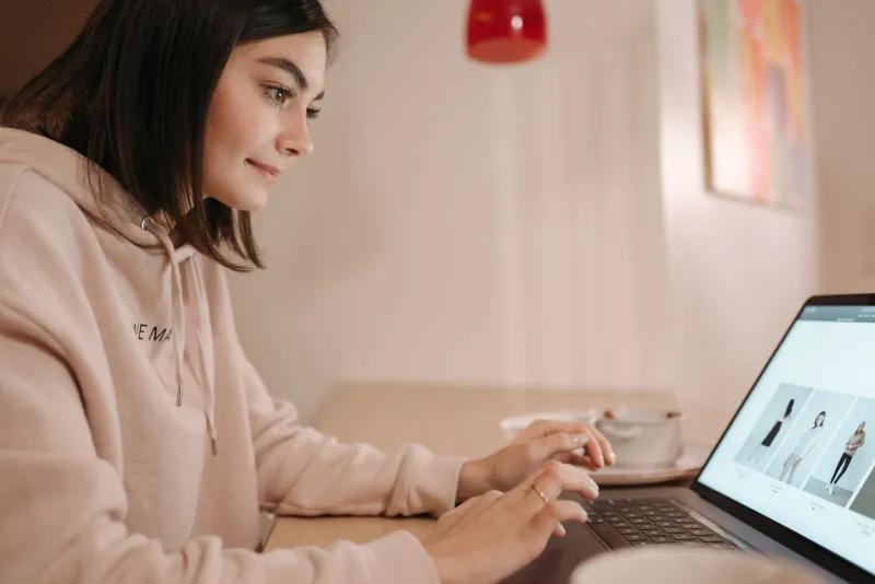 From Discovery to Dissociation: A Play-by-Play of the Online Fashion Purchase
